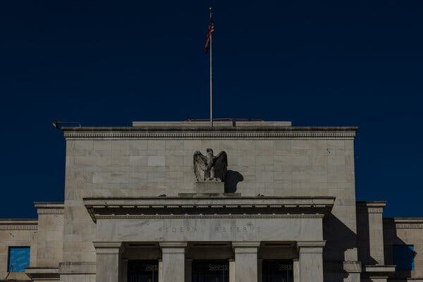 Главный вопрос сейчас заключается в том, когда — и в какой-то степени сможет ли — Федеральная резервная система возобновить сокращение расходов в этом году.