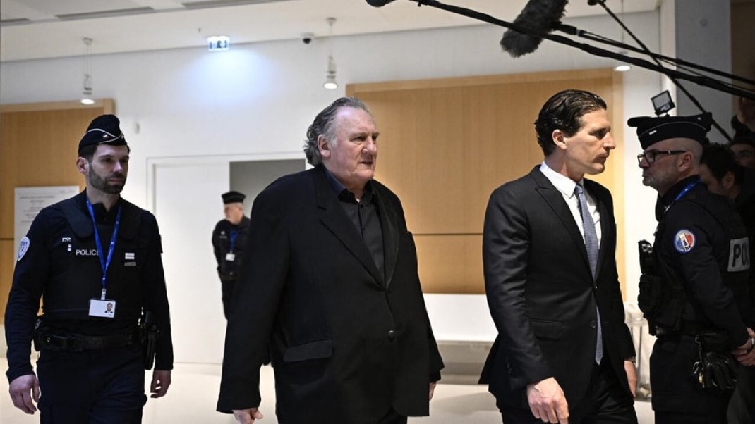 Жерар Депардье явился на суд по делу о сексуализированном насилии над двумя женщинами, Париж, 24 марта 2025 г. AFP - JULIEN DE ROSA
