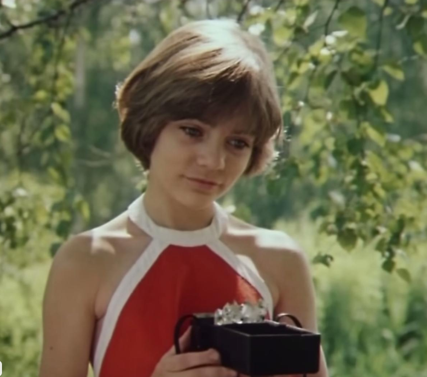 Кадр из фильма "Гостья из будущее". Разве можно не влюбиться?