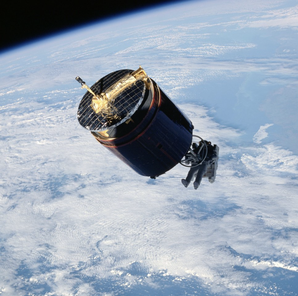 Астронавт Дейл А. Гарднер во время выхода в открытый космос. Фото: NASA