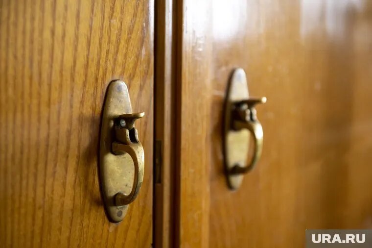 Мужчина прятался среди одежды, а приятель покрывал его. Фото: Сергей Русанов © URA.RU