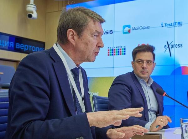 Пресс-кон­фе­рен­ция "Рос­сий­ский ры­нок vs За­рубеж­ный ры­нок. Где боль­ше то­чек рос­та для ИТ-биз­не­са?". На фо­то (сле­ва нап­ра­во): пре­зидент РУС­СОФТ Ва­лен­тин Ма­каров и пер­вый за­мес­ти­тель ге­не­раль­но­го ди­рек­то­ра Т1 Дмит­рий Ха­ри­то­нов