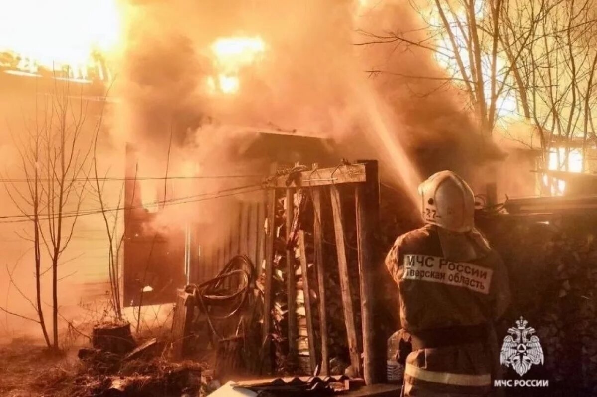    В Весьегонске полностью сгорело заброшенное здание