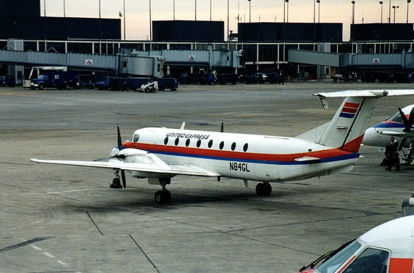 Самолёт United Express Beechcraft 1900C, эксплуатируемый авиакомпанией Great Lakes Airlines, очень похож на N87GL, самолёт, участвовавший в аварии. (Эрик К. Коуэн)
