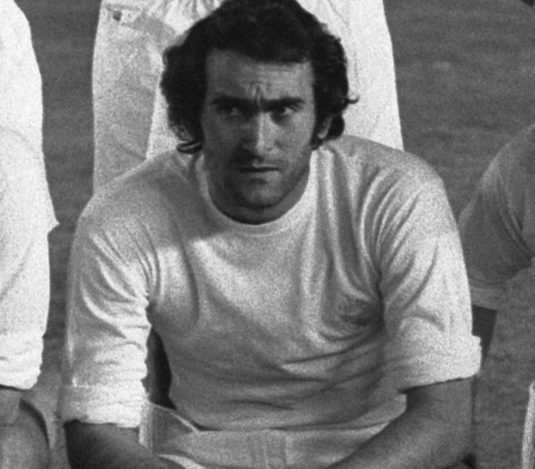 Хуан Мартинес Пирри — Хосе Мартинес Санчес, более известный как Пирри, — испанский футболист, полузащитник. Родился 11 марта 1945 года в Сеуте, Испания. Большую часть своей карьеры (16 сезонов) провёл в мадридском «Реале». В общей сложности за шестнадцать сезонов он провёл 561 матч и забил 172 гола. Помимо Кубка европейских чемпионов-1966, Пирри выиграл с «Мадридом» десять титулов чемпиона Испании и четыре Кубка Испании. Он также провёл 41 матч за сборную Испании и играл на Чемпионатах Мира 1966 года в Англии и 1978 года в Аргентине. 
Покинув королевский клуб, Пирри перешёл в мексиканскую «Пуэблу», где провел два сезона. В Мексике, завершив карьеру, Пирри получил медицинское образование и в 1983 году вошёл в тренерский штаб мадридского «Реала», где проработал до 1996 года. Затем он был назначен техническим секретарём клуба, а после прихода Флорентино Переса на пост президента на короткое время стал спортивным директором клуба.
