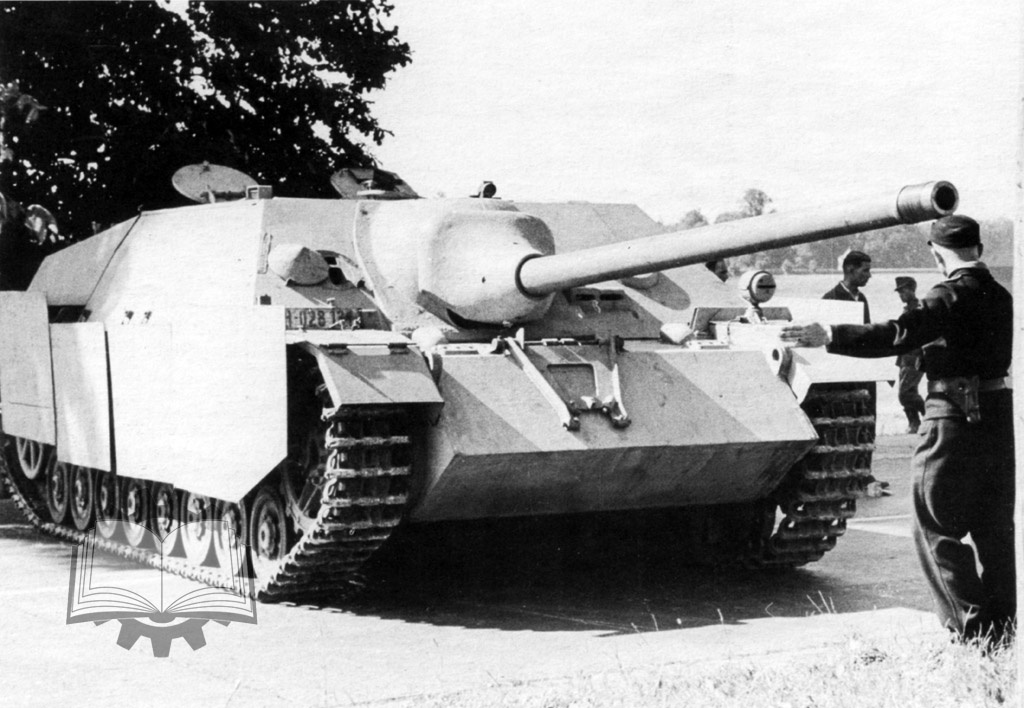 Эта же САУ в ходе демонстрации Гитлеру, 6 июля 1944 года.