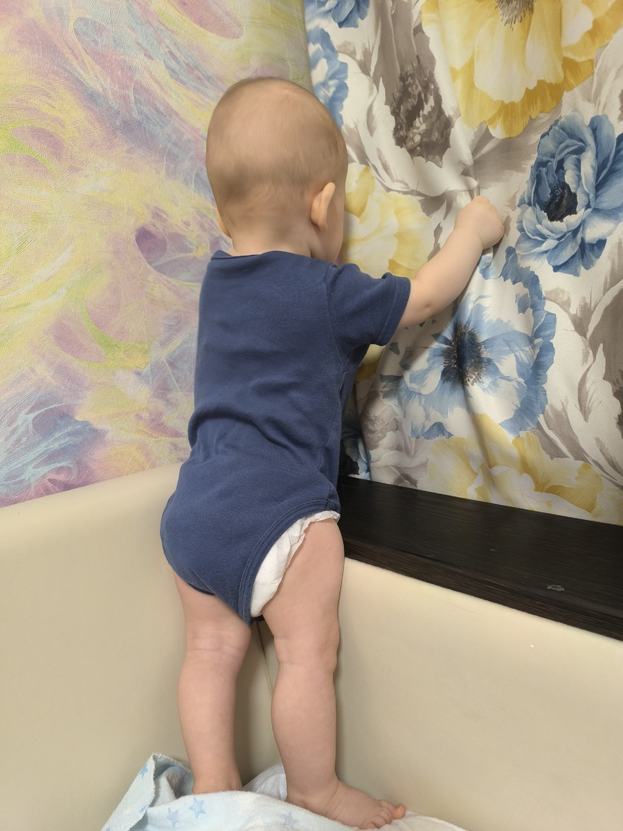 Он вчера еще и на ноги встал сам первый раз, побег с кровати уже очень-очень вероятен.