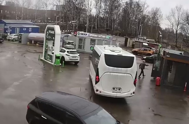 Начало стычки: водитель автобуса спешит следом за водителем кроссовера.