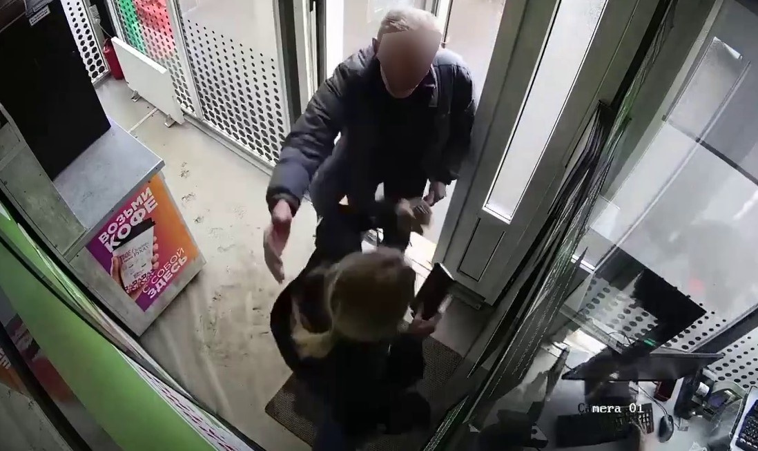 Догнал и хотел ударить.