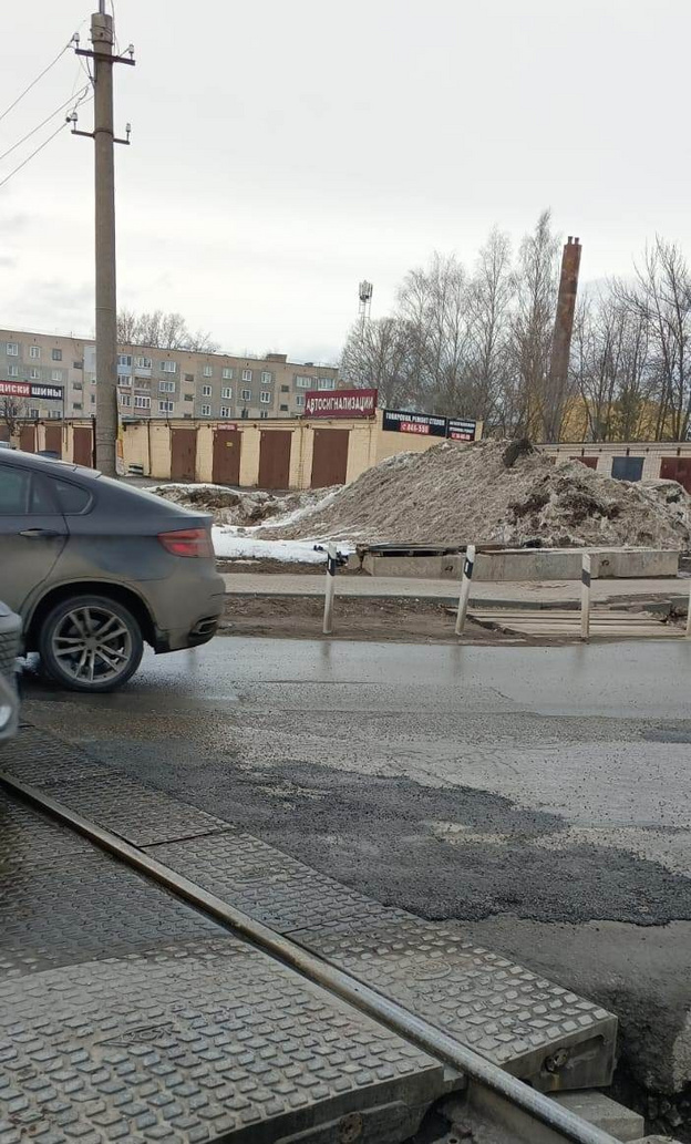    На улице Лепсе обновили железнодорожный переезд