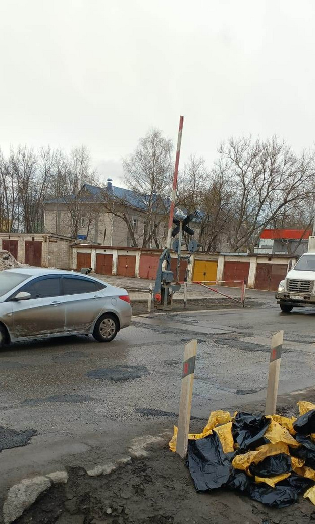    На улице Лепсе обновили железнодорожный переезд