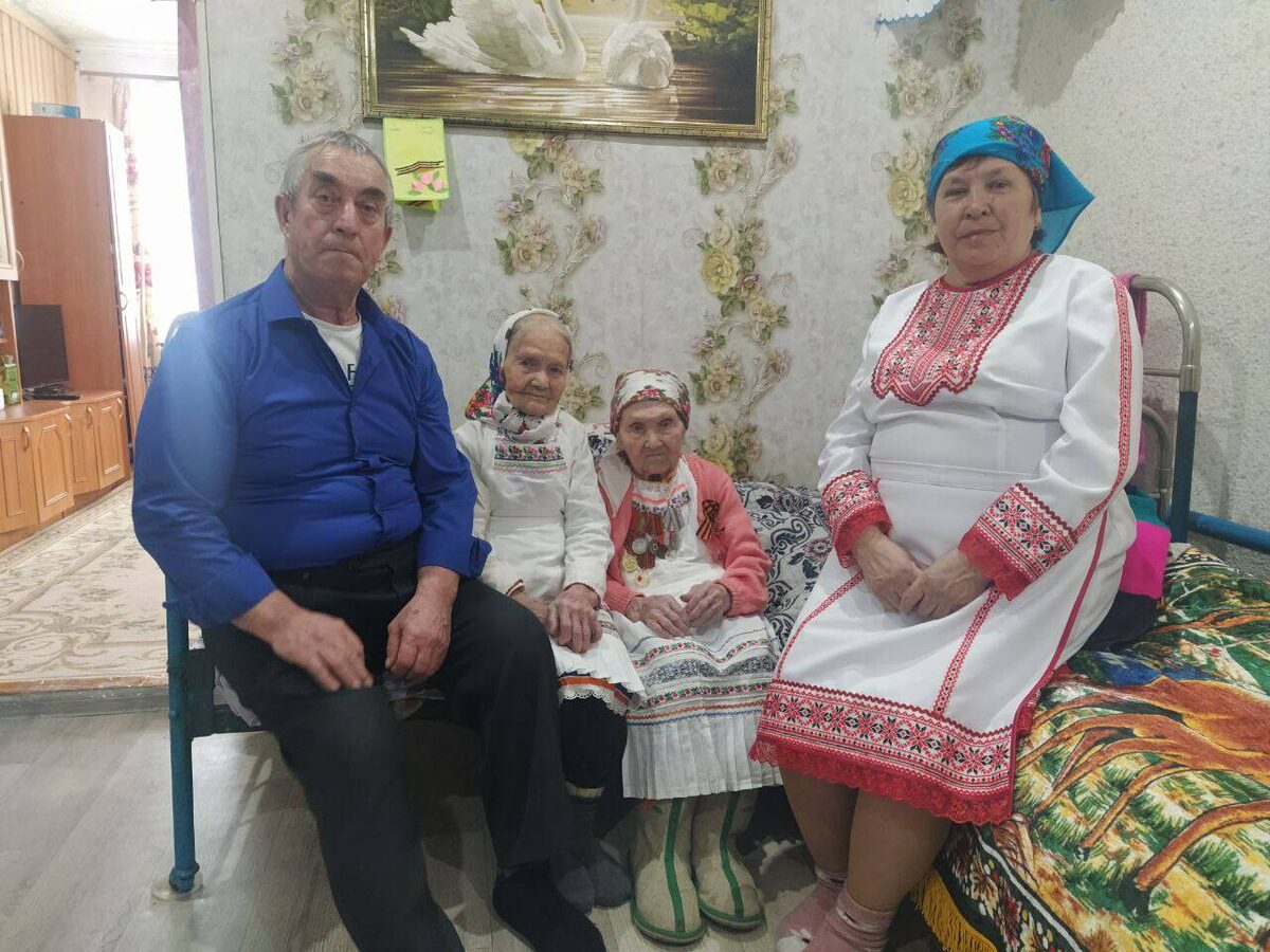 На фото: Пикстан и Оксина Уразаевы с Валерием и Галиной Уразаевыми, с которыми живут вместе / Фото предоставлено Гульнур Миннебаевой