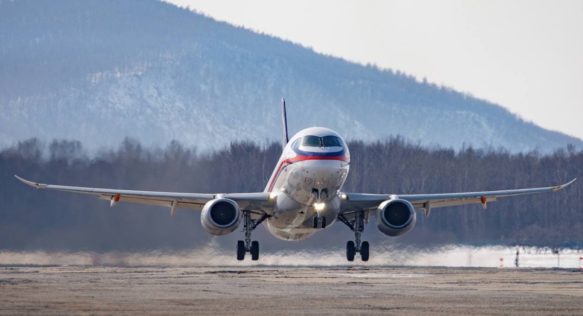 Российский самолет Superjet-100 с российскими двигателями ПД-8.