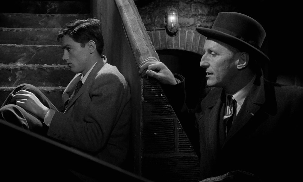 В фильме «Дорога школяров» Бурвиль и Делон сыграли отца и сына - достаточно странный подбор актёров 