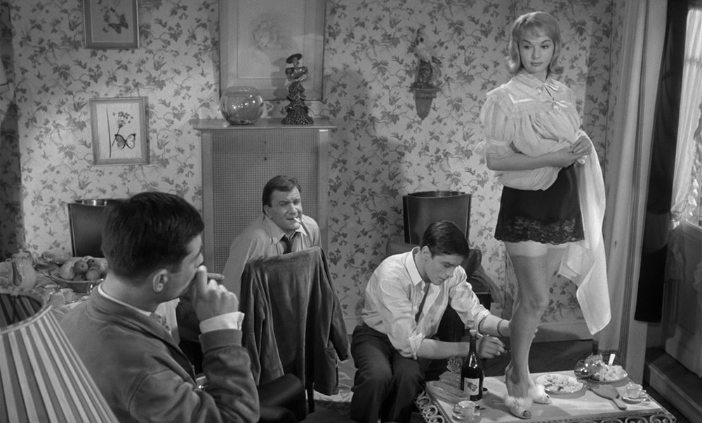 В фильме «Дорога школяров» Ален Делон мажет ноги подруги чёрным, но она выказывает недовольства