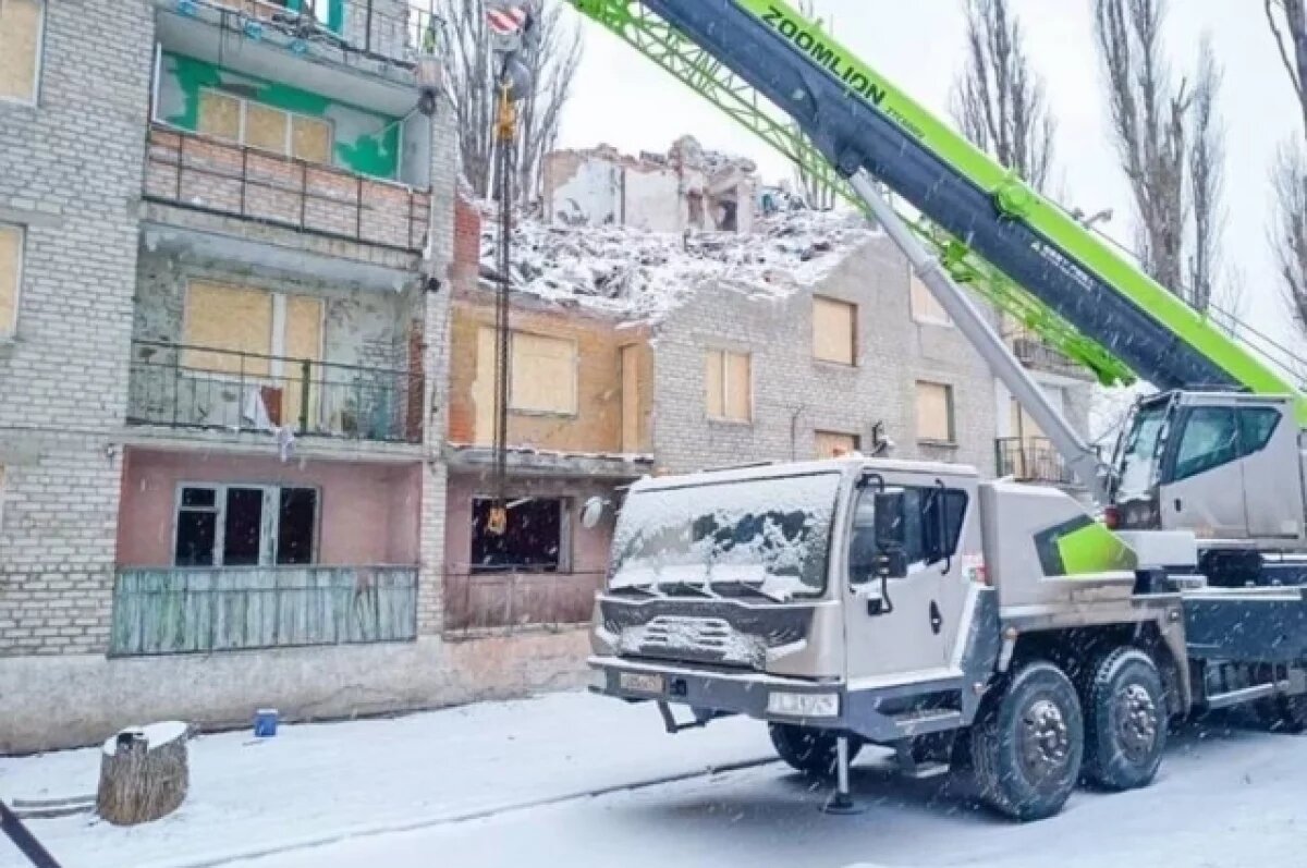    В некоторых местах разрушенную часть здания пришлось разбирать до основания.