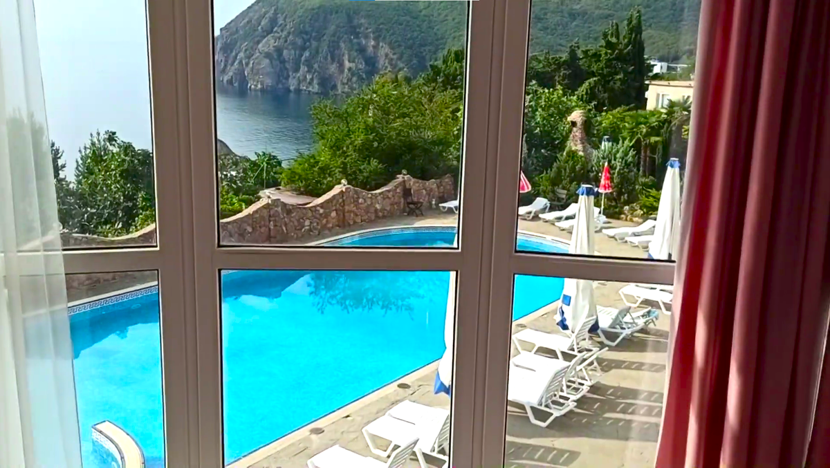 Отель "Маджестик" Партенит. Вид из номера люкс. 200