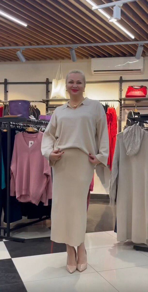 Сама Кристина, хозяйка магазина. Трикотажный костюм из весенней коллекции, в составе 70% хлопка и 10% шерсти, универсальный. Цена 8490 рублей. 