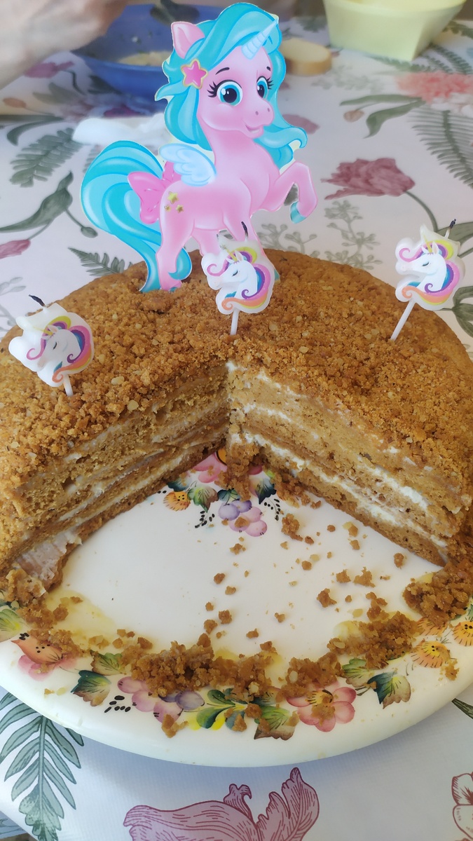 Медовик в разрезе (украшения для нашей маленькой принцессы сделали)