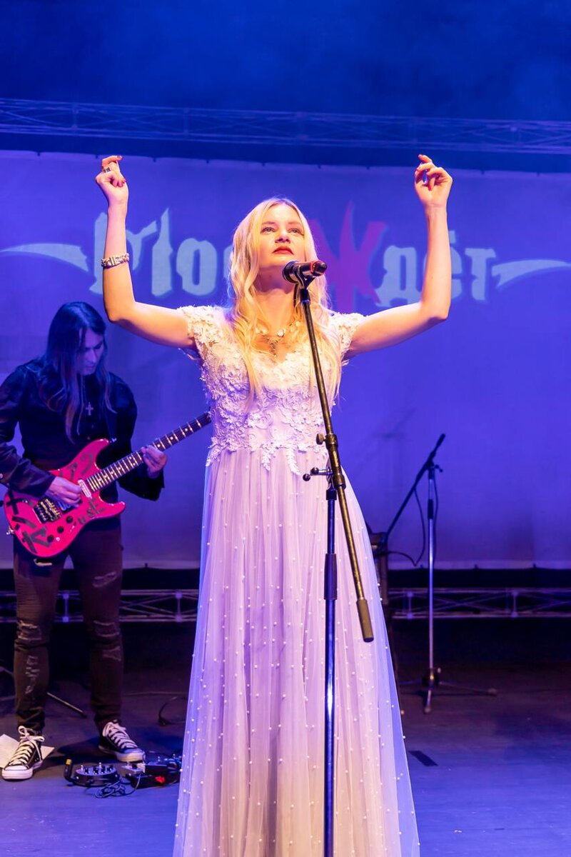 Александра Шалашова, писательница и солистка группы "Море ждет"