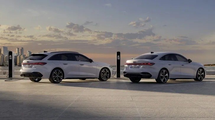Семейство Audi A5 пополнилось плагин-гибридными версиями e-hybrid quattro в кузовах седан и универсал. Нововведения оснащены 2,0-литровым двигателем TFSI мощностью 252 лошадиных сил, который работает вместе с электрическим мотором и 7-ступенчатой роботизированной коробкой передач.
Аккумулятор с ёмкостью 25,9 киловатт-часа обеспечивает запас хода на электрической тяге до 110 километров. Общая мощность системы зависит от версии: базовая выдаёт 299 лошадиных сил и 450 ньютон-метров, а старшая — 367 лошадиных сил и 500 ньютон-метров.
Автомобили достигают скорости 100 километров в час за 5,1–5,9 секунды, а максимальная скорость ограничена на уровне 250 километров в час.
