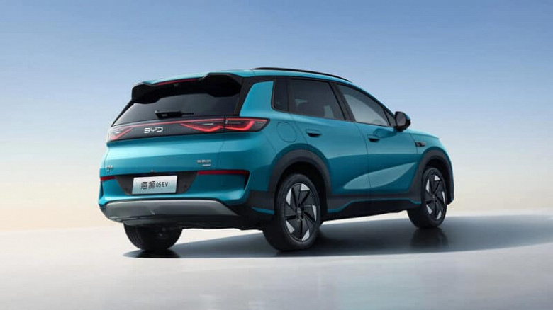 Этот автомобиль оснащён 110-литровым передним багажником, системой помощи водителю God’s Eye C и имеет запас хода до 520 километров. Он является частью серии, включающей как электрические, так и гибридные кроссоверы, такие как Sealion 07 EV и Sealion 6, уже представленные на международных рынках.
Электромобиль доступен в двух версиях: базовая с мотором на 188 лошадиных сил и батареей на 50 кВт·ч обеспечивает 430 километров хода, а более мощная версия с аккумулятором на 60,9 кВт·ч и мощностью 215 лошадиных сил позволяет проехать 520 километров. Обе версии имеют задний привод.