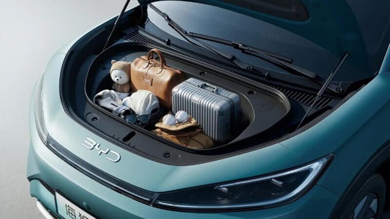 Этот автомобиль имеет 110-литровый передний багажник, систему помощи водителю God’s Eye C и запас хода до 520 километров. Он является частью серии, которая включает как электрические, так и гибридные кроссоверы, такие как Sealion 07 EV и Sealion 6, уже представленные на мировых рынках.