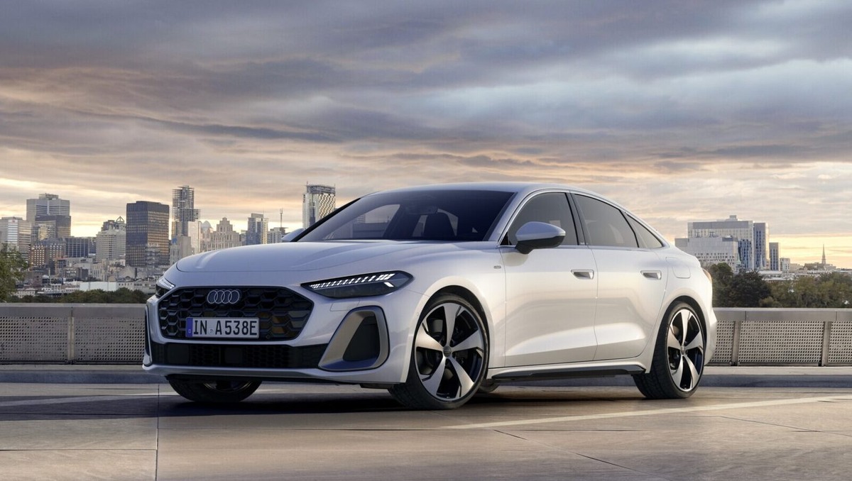    Audi A5 Sedan e-hybrid quattro. Фото Audi