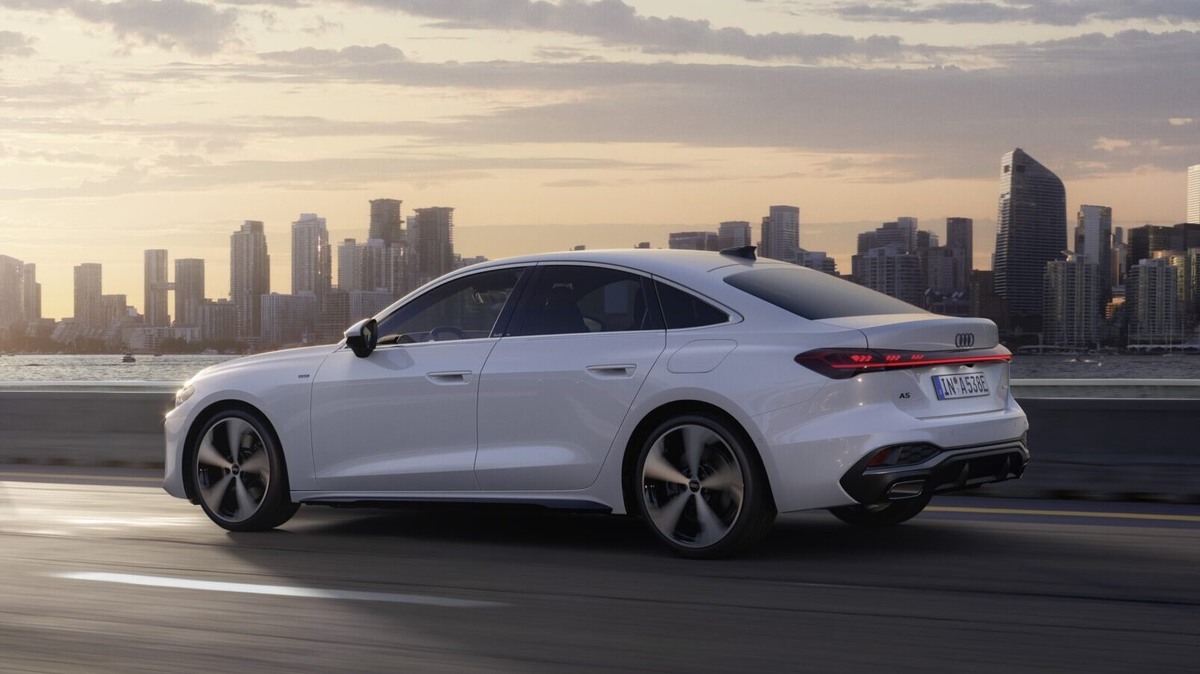    Dynamic photo, Audi A5 Sedan e-hybrid quattro. Фото Audi