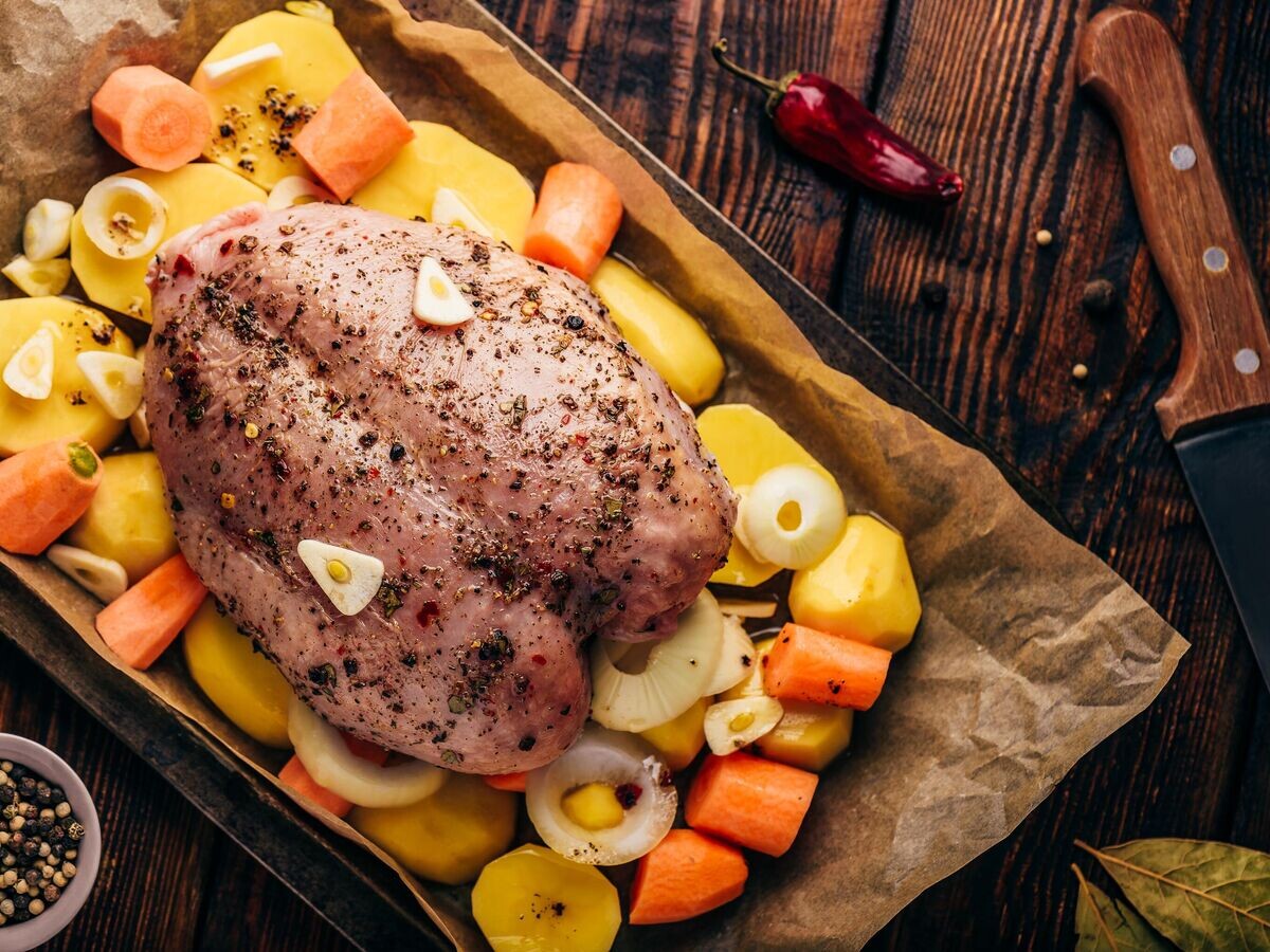    Куриная грудка в картофеле© Getty Images / Seva_blsv