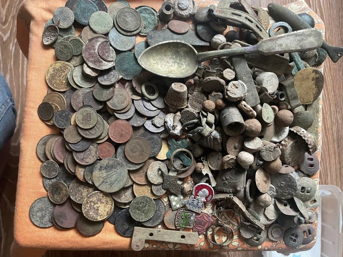 Часто находки копарей, добытые потом и кровью, на рынке стоят сущие копейки и заморачиваться с их продажей нет смысла