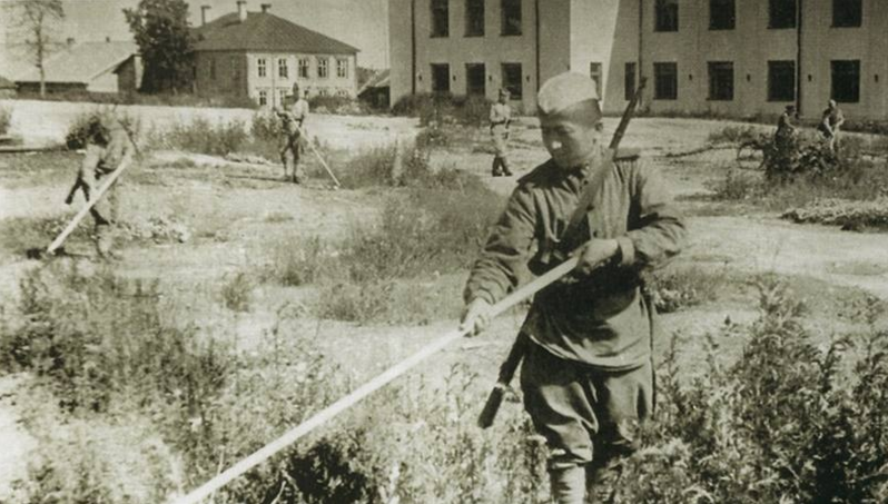    Разминирование Петрозаводска командами Осоавиахима. Фото: Национальный музей республики Карелия