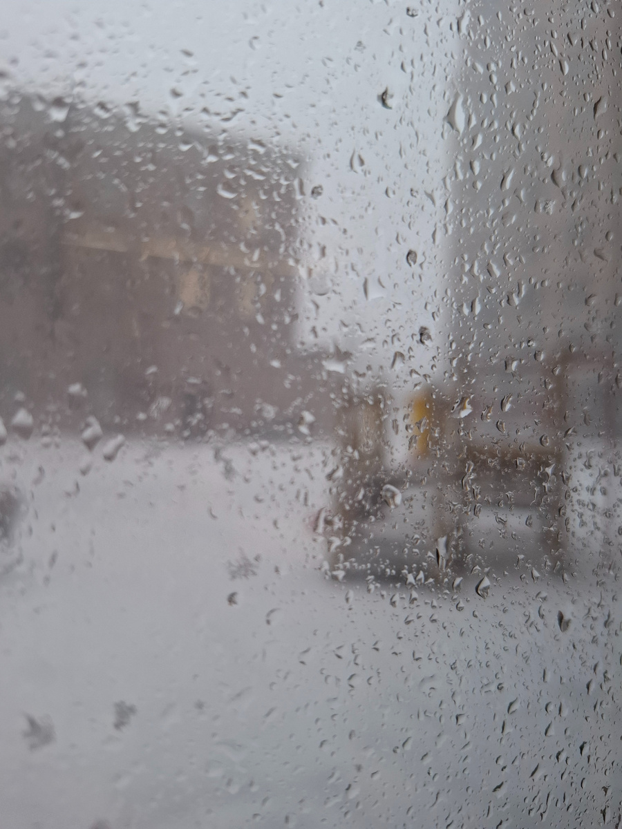 На фото ничего не понятно, но за окном самая настоящая метель