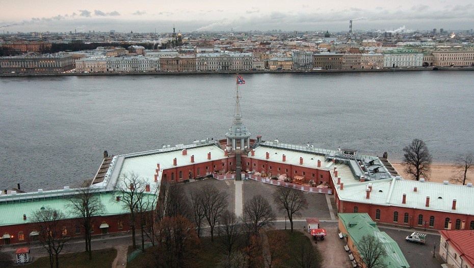    Петропавловская крепость. Вид в сторону Нарышкиного бастиона и Дворцовой набережной. Автор фото: Антон Ваганов
