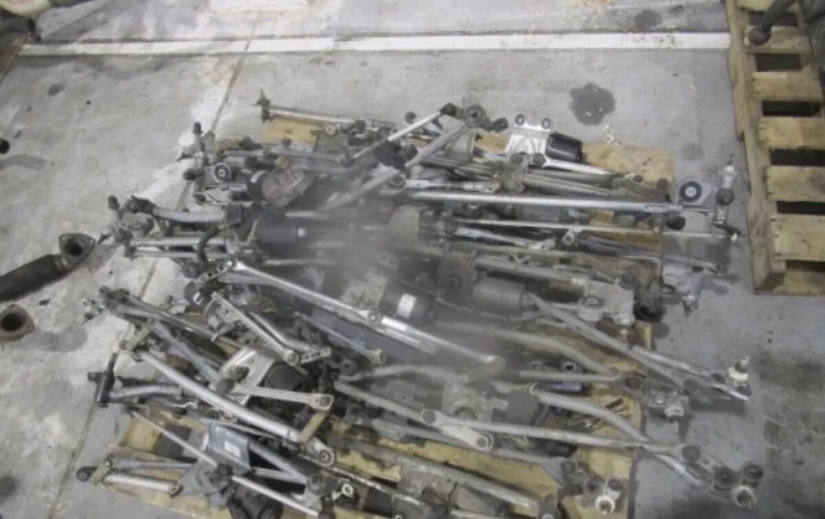    Ввоз четырех тонн автозапчастей пресекли псковские таможенники