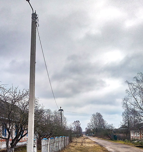 Воон там, на маринкином столбе. Видите?