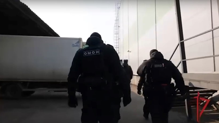    Бойцы ОМОН на территории Калининской овощебазы в ходе рейда, март 2025 года. Автор фото: Пресс-служба Росгвардии по СЗФО