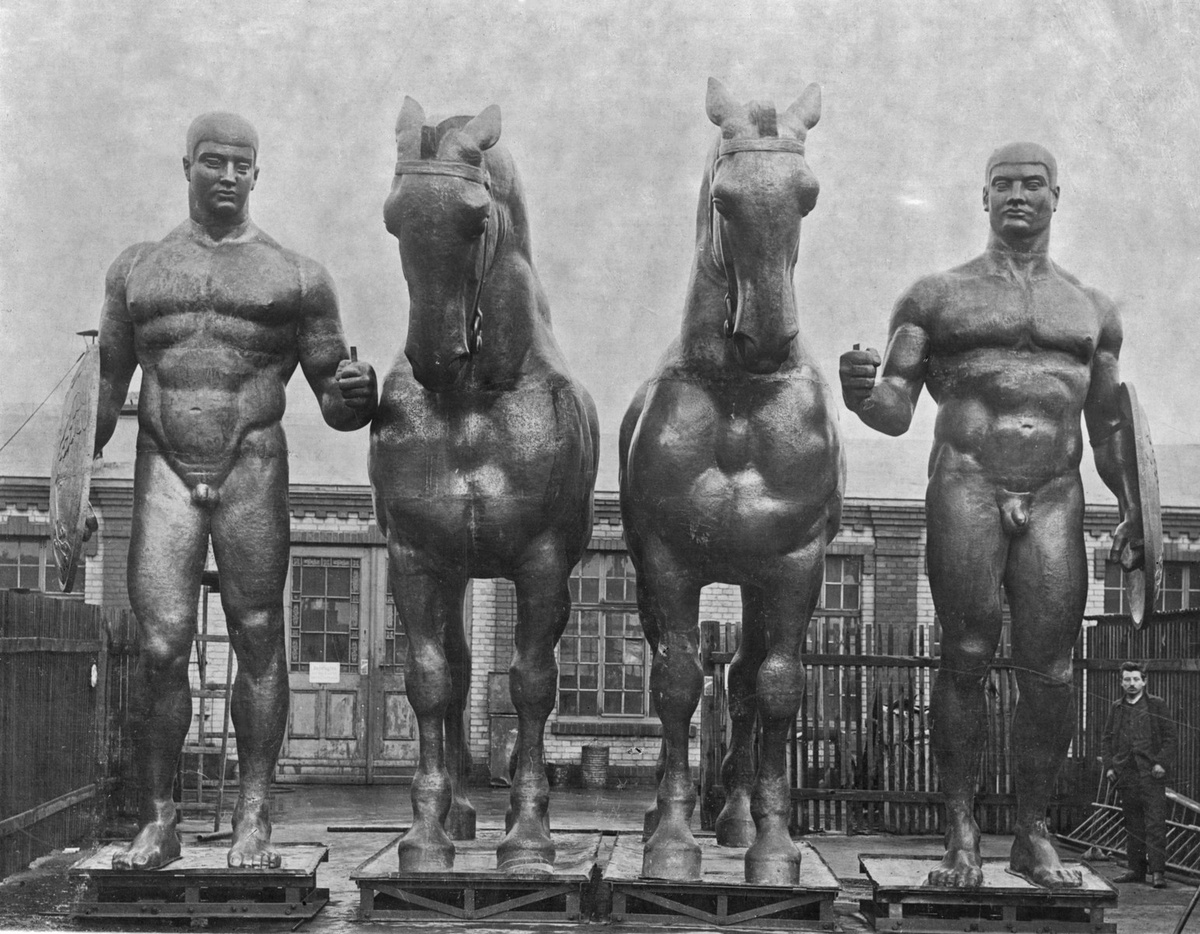 В Петербургской прессе эти статуи метко назвали: "жирными истуканами с бессмысленными лицами". 