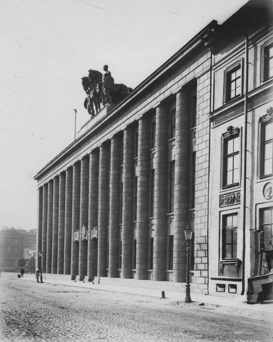 Здание нового немецкого посольства в Петербурге было построено в 1911-1913 годах.