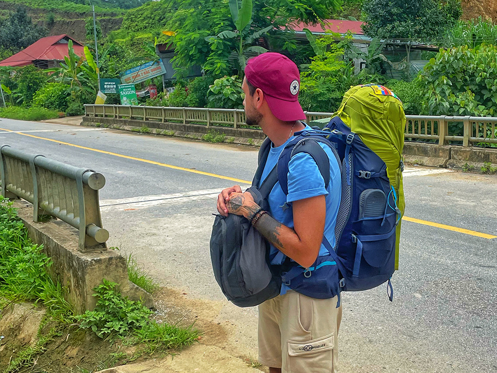 Это я во Вьетнаме путешествую автостопом