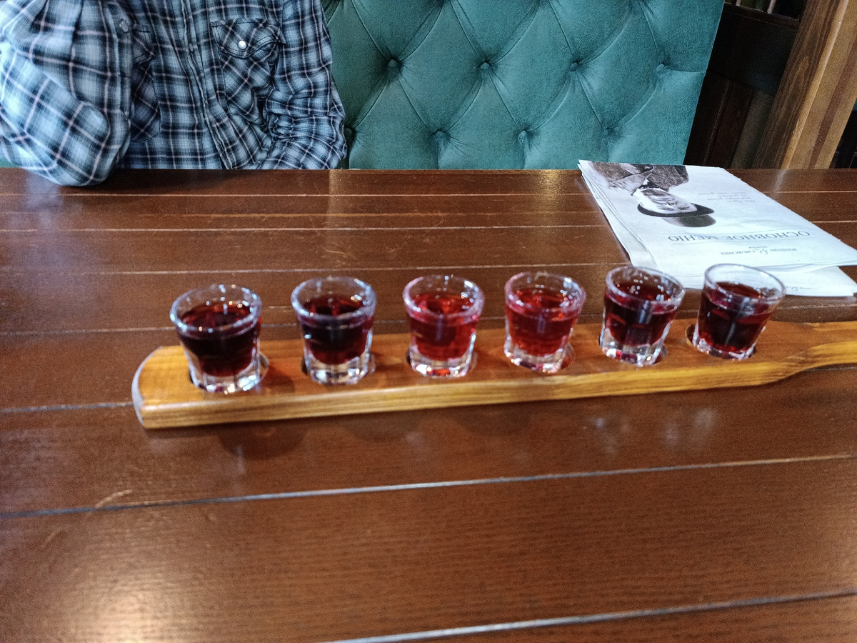 Вот такая подача настоек,все дикое:смородина,вишня и малина!)