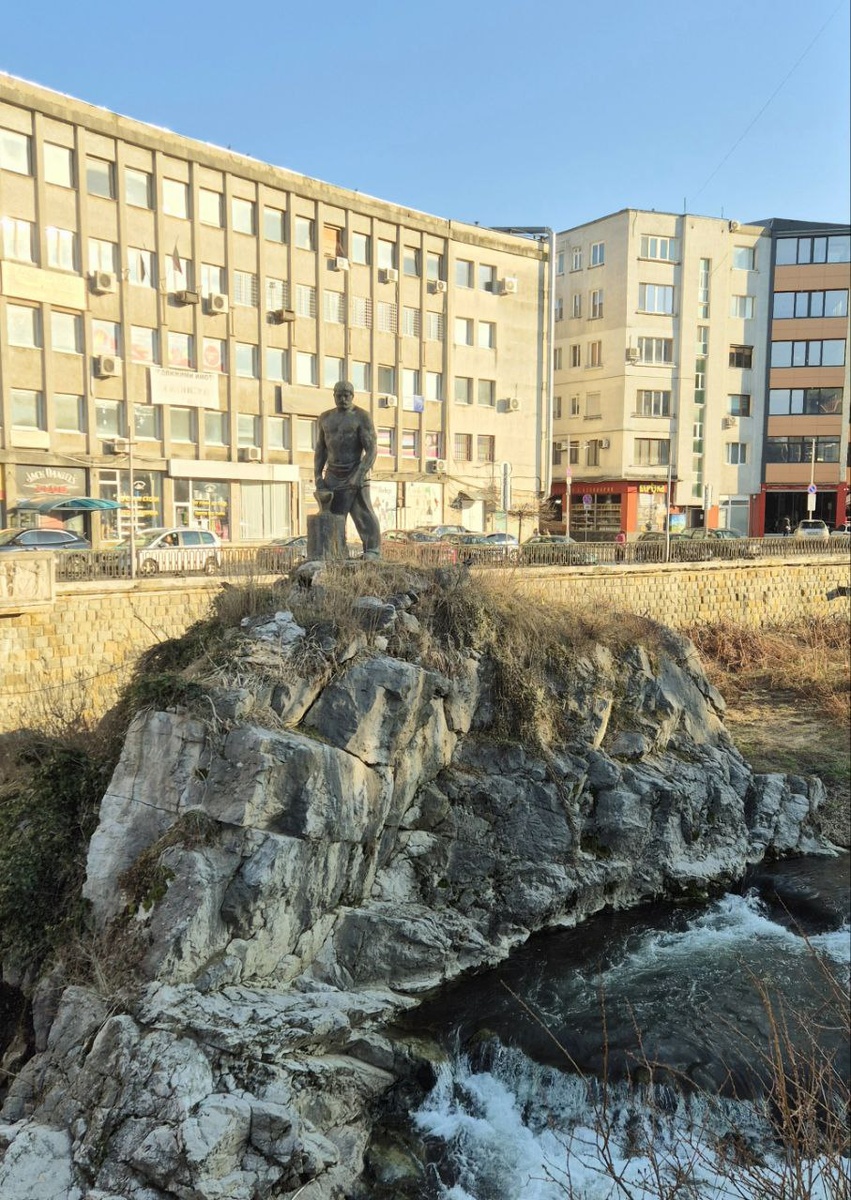 Габровский главный герой Рачо Ковач (кузнец) - мифическая фигура, герой одной из легенд об основании города. А заодно и причина шуток над габровской скупостью: дескать жадные горожане не смогли отжалеть городской площади под памятник и потому воткнули его посреди реки.