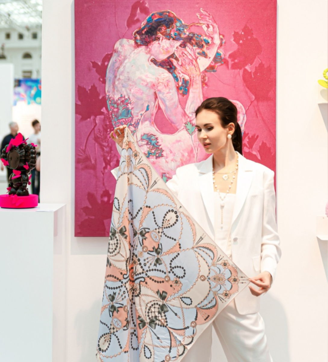 Дизайнер Нина Ручкина. Платок "Жемчуг всегда прав" бренда Nina Ruchkina Premium. Выставка Art Russia (2024)