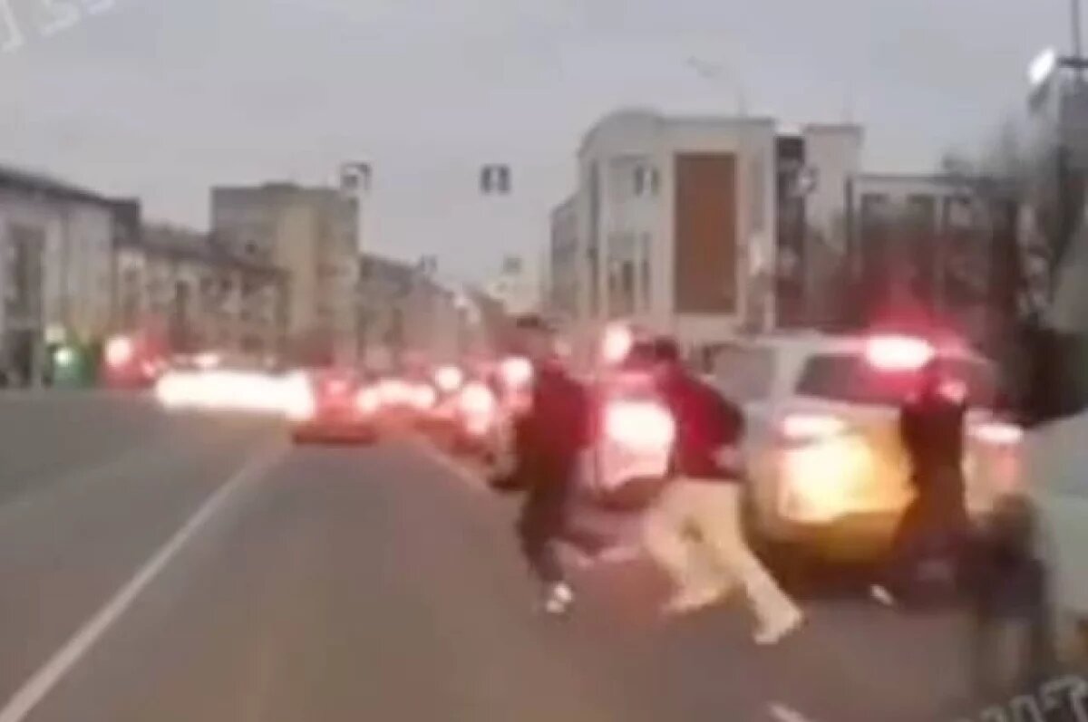    В Твери опасное поведение детей на дороге попало на видео