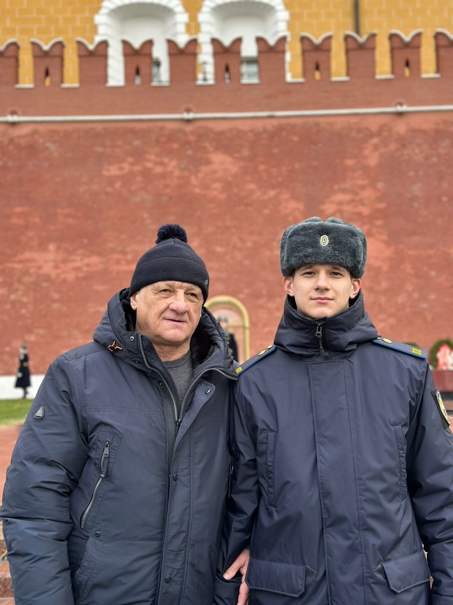 Евгений Николаевич Видинеев в столице с сыном, служащим Президентского полка, после торжественной церемонии принятия присяги