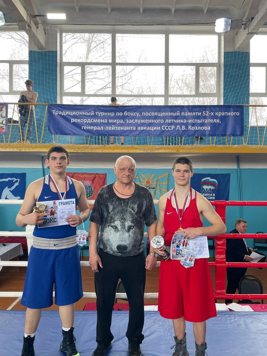 Егор Фомин и Михаил Чекмарёв со своим наставником на недавнем турнире в г. Петровске