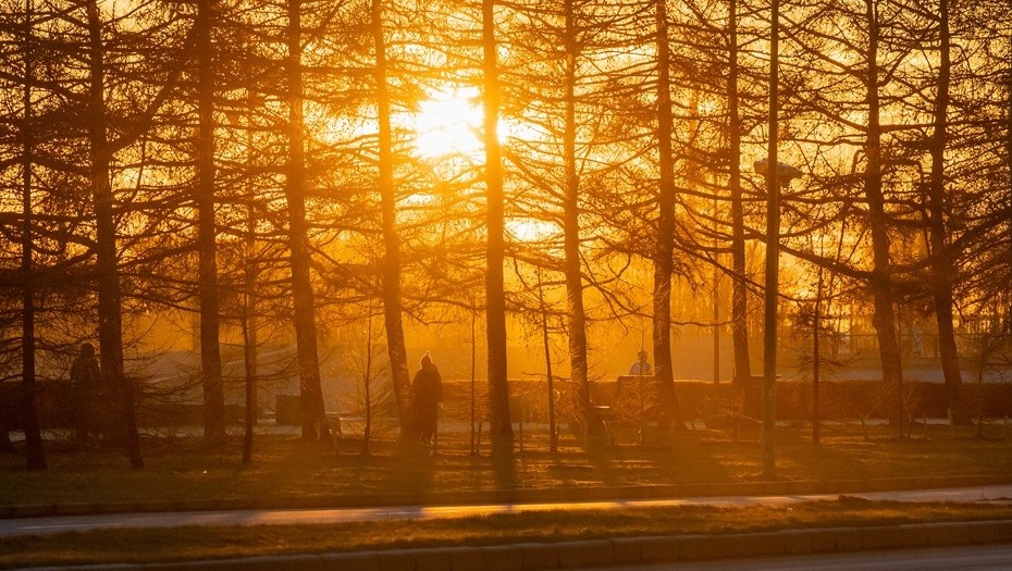    Прохожие на набережной реки Смоленки в солнечную. Автор фото: Сергей Ермохин / "Деловой Петербург"
