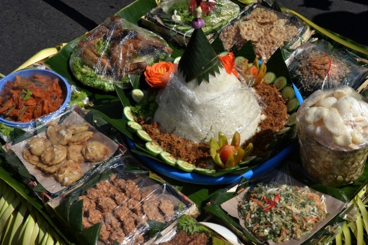 Тумпенг, урап и другие блюда праздника Ньядран / Источник: thejakartapost.com