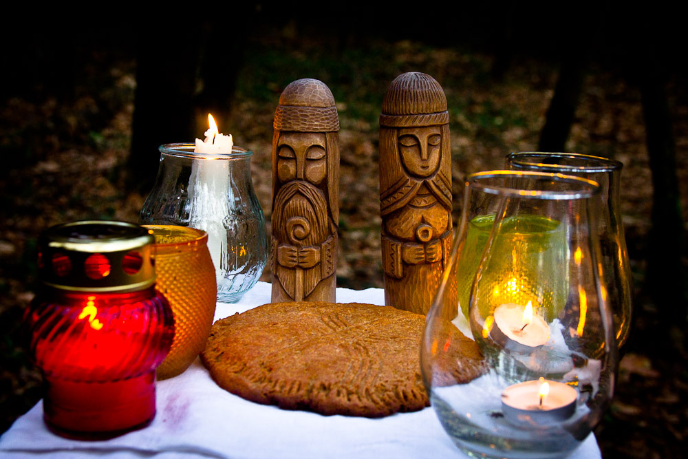 Осенние Деды (Навья Седмица) — славянский праздник, связанный с поминовением родных, уже ушедших в мир Нави. 