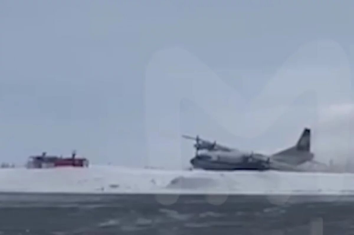    Эпичную аварийную посадку грузового самолета в Новом Уренгое сняли на видео